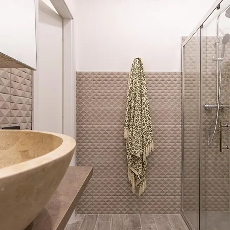 Pearl ✰✰✰✰✰ A 100 Metri Dal * Арона